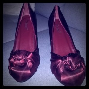 Cami maroon heels with knotted bow accent